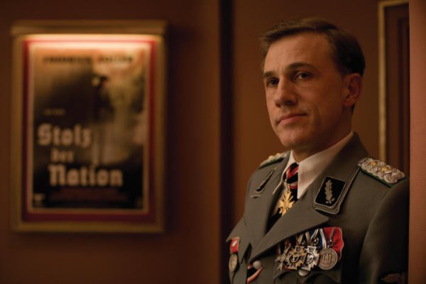 Пренебрежительно смотрит мимо нас Кристоф Вальц - Ханс Ланда, великий нацистский умник.