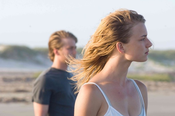 Carriers - Emily VanKamp - по ссылке гигантское фото