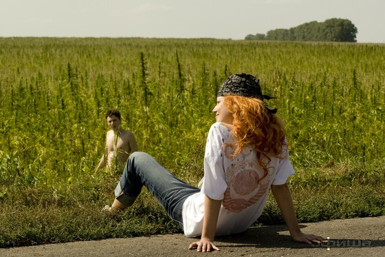 Кислород - пока Грушка прохлаждается на дороге, Филимонов вынужден голышом бегать по конопляному полю. Тяжела доля русского актёра.