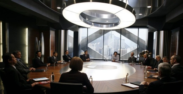 Клерки за круглым столом. Отличает только цвет одежды.