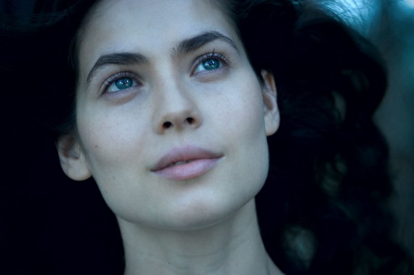 она действительно невероятно красива, поэтому кадров из некрасивого фильма сегодня не будет.