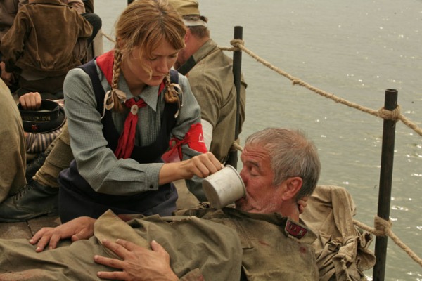 Надежда Михалкова поит Сергея Гармаша