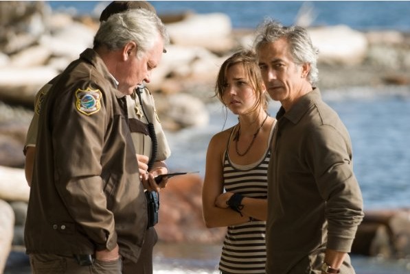 Он как будто хочет сказать - какого я снимаюсь в этом не таком уж нелепом, но всё же унылом...