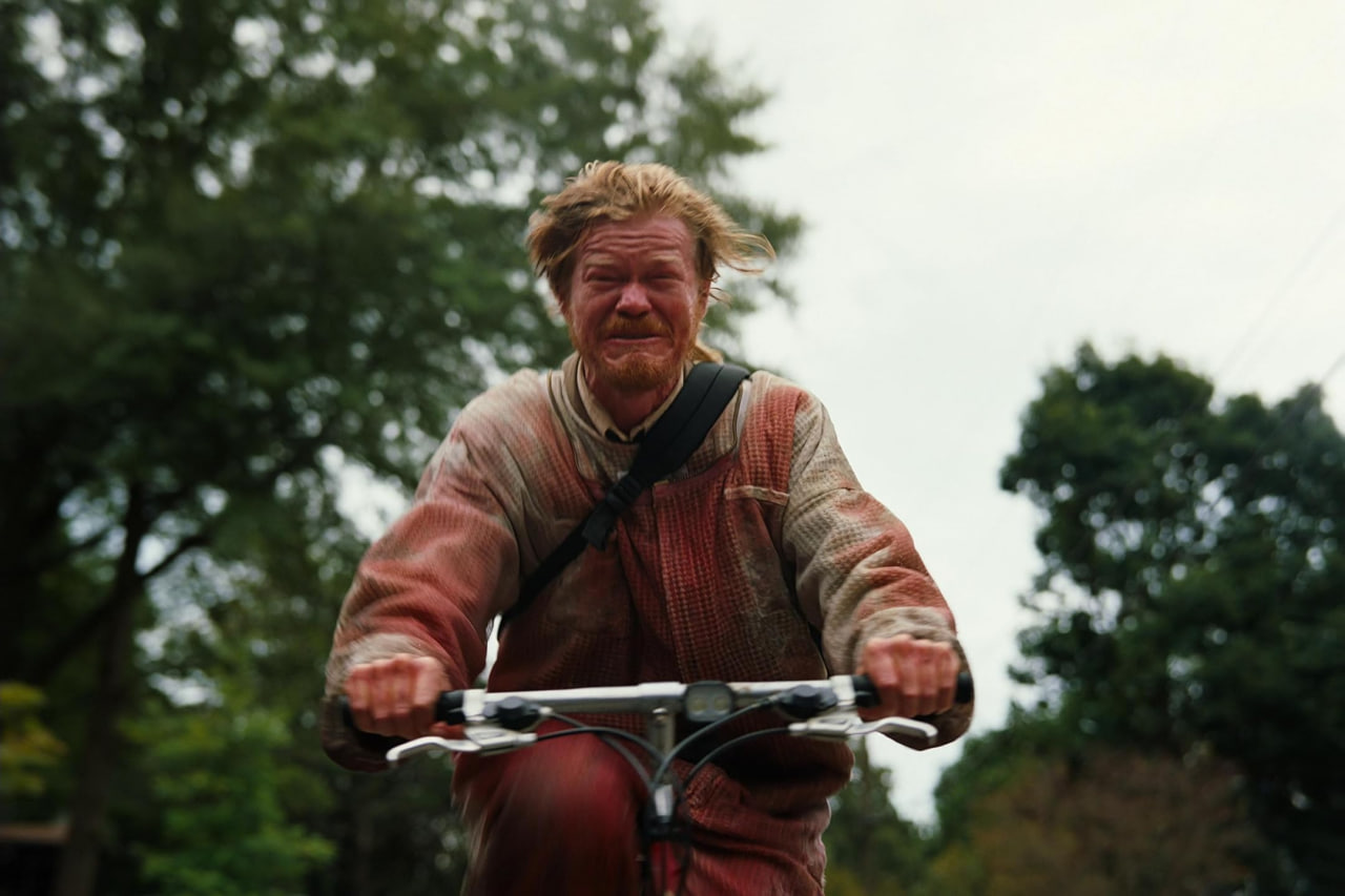 Бугония Bugonia кадры Джессе Племонс