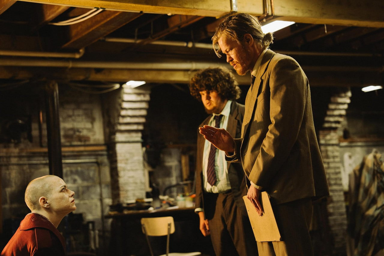 Бугония Bugonia кадры Джессе Племонс Эмма Стоун