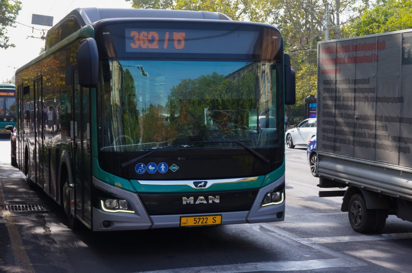 Автобус MAN в центре Еревана